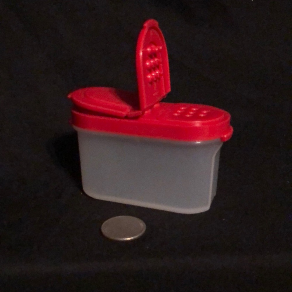 🧡🧡Tupperware spice shaker small